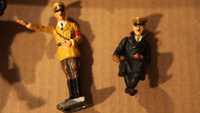 Image of Preview: disputed picture frame, German toy soldiers