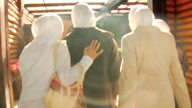 Image of The Light in Her Eyes: Young Muslim Women at Lunch